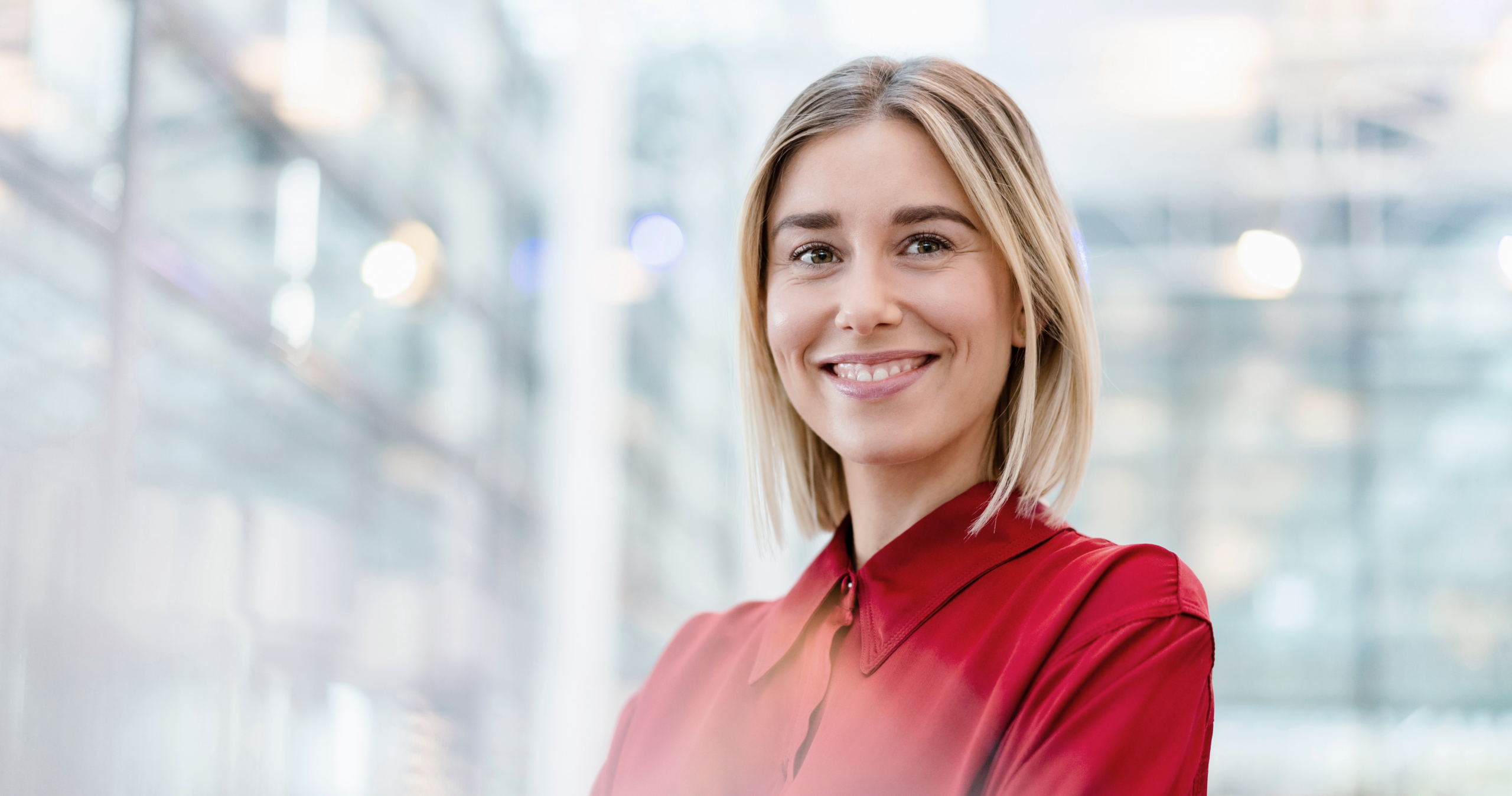 Titelbild Frau in roter Bluse